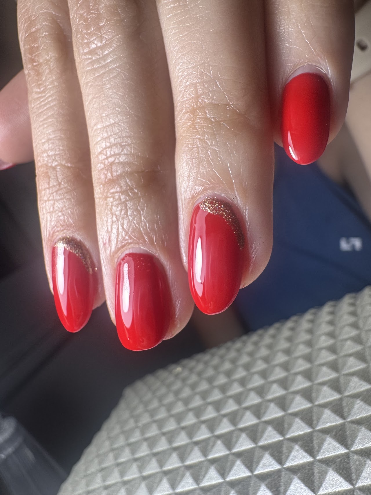 Trabajo de uñas semipermanente en Flor de Esencia
